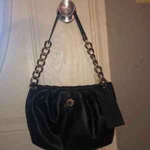 Kendall+Kylie Shoulder Bag•Black•Gold chain•Kendall+Kylie Tag